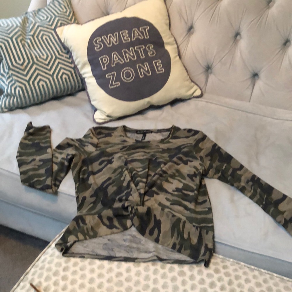 Super comfy, cute and cropped Camo top!